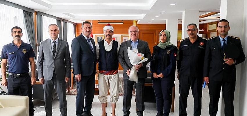 itfaiye-personelinden-baskan-bilgine-ziyaret.jpg