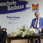 zeytinburnu-belediye-baskani-omer-arisoy-gencleri-dinliyor.jpg