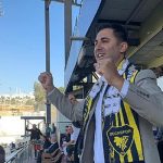 genc-siyasetci-kazim-yevimli-izmir-kuluplerinin-yaninda.jpg