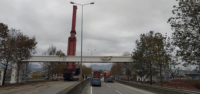 kocaeli-emniyet-mudurlugu-ustgecidine-44-metrelik-celik-tabliye.jpg