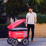 yemeksepetinin-yemek-teslimat-robotu-yebo-caddebostan-sokaklarina-dondu.jpg