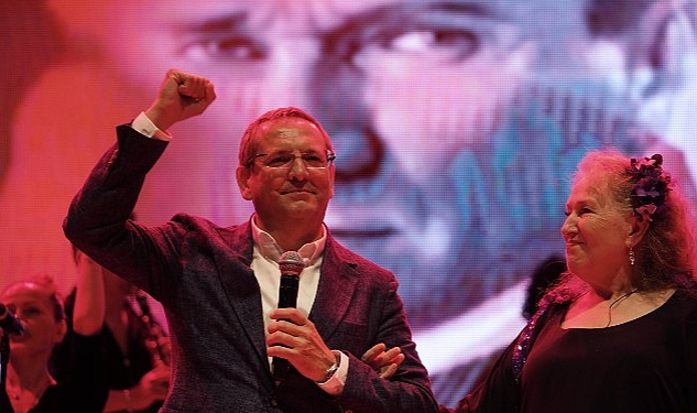 suzan-kardesten-mesut-ergine-izmir-marsi-surprizi.jpg
