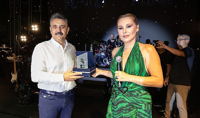 ilber-ortayli-ve-funda-arar-dikiliyi-salladi.jpg