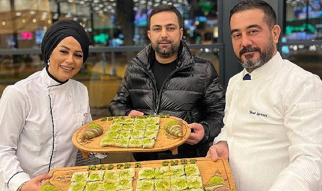 masterchef-sampiyonu-esra-tokelli-katmerci-dayida-katmer-yapti.jpg
