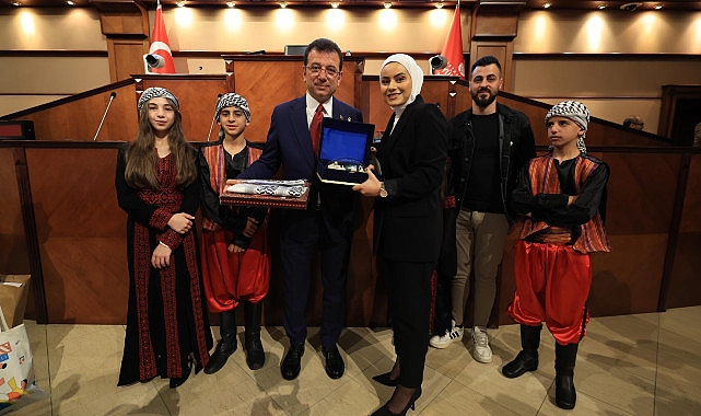 ibb-baskani-ekrem-imamoglu-15-farkli-ulkeden-uluslararasi-23-nisan-cocuk-festivali-icin-istanbula-gelen-cocuklari-sarachanedeki-tarihi-meclis-salonunda-agirladi.jpg